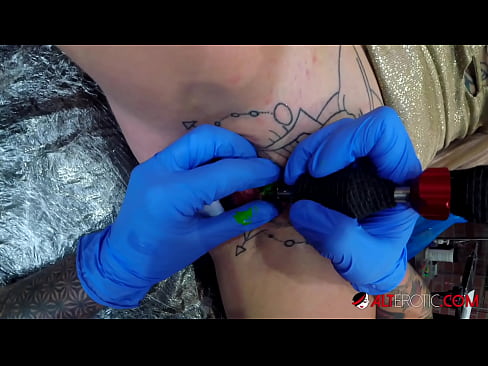 ❤️ Надзвичайно татуована красуня Саллі Севідж зробила татуювання на кліторі Шлюхи у нас